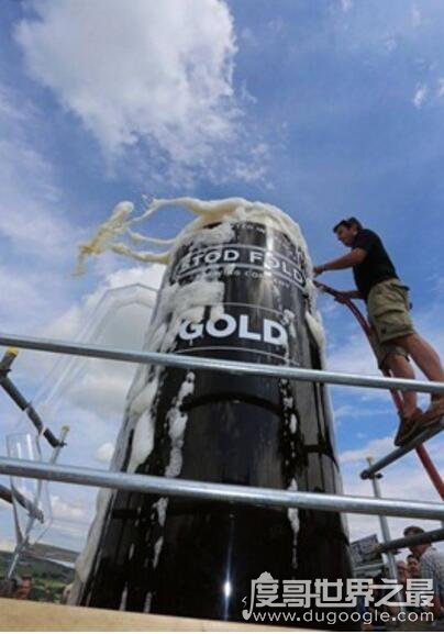 世界上最大的酒瓶，高4米/能装3664斤啤酒(创吉尼斯纪录)