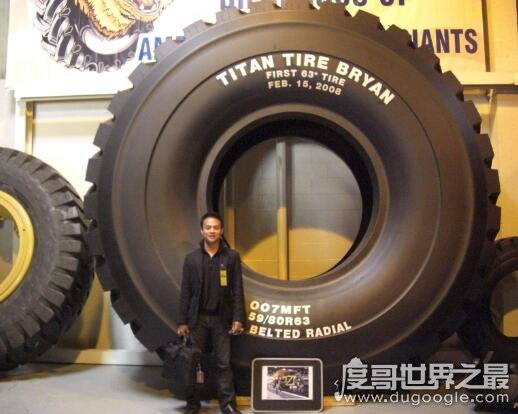世界上最大的轮胎，直径4米/重达5.3吨(每个造价3万美元)