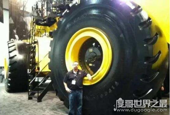 世界上最大的轮胎，直径4米/重达5.3吨(每个造价3万美元)