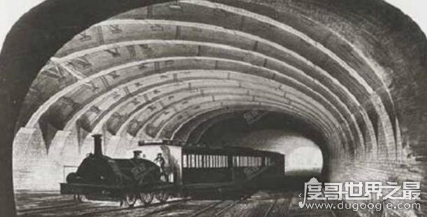 世界上第一条地铁线路，英国伦敦地铁(修建于1863年)
