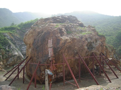岫岩特大玉石-世界最大的玉石
