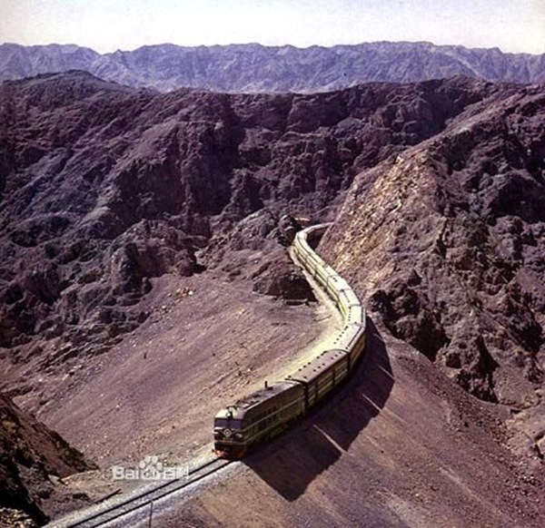 世界最长的风沙铁路-兰新铁路
