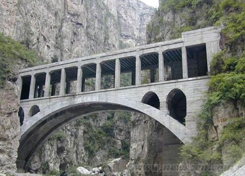 世界最大的无铰铁路石拱桥-—线天石拱桥