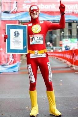 打扮成一个超级英雄跑得最快的半程马拉松