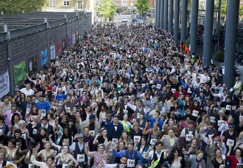英国近千人齐跳查尔斯顿舞 刷新吉尼斯世界纪录
