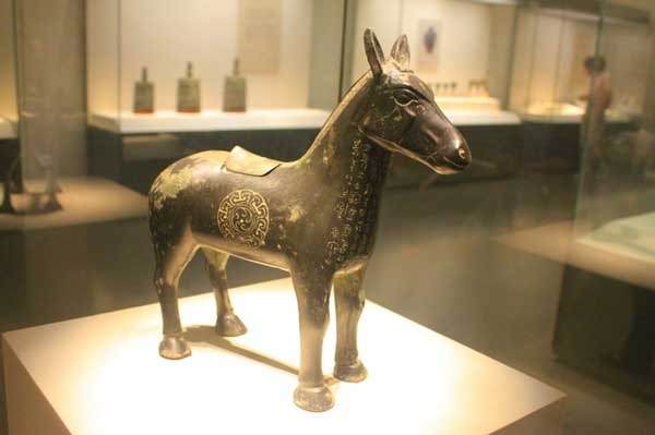 中国最早的马驹形靑铜器