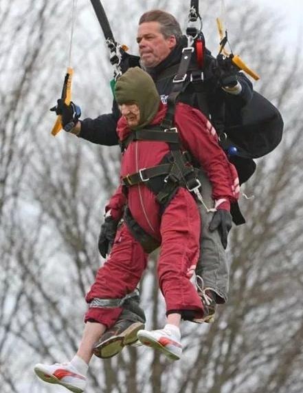 美国女人瑞高空跳伞庆百岁生日 破前总统纪录
