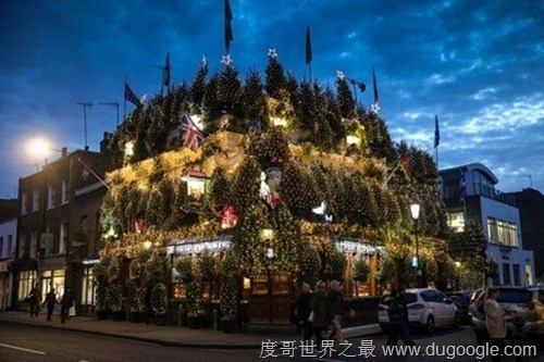 全球最具圣诞节日气息酒吧：90棵圣诞树2.1万个灯泡装饰