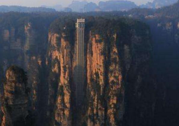 世界上最高的户外电梯，张家界百龙天梯(高达335米)