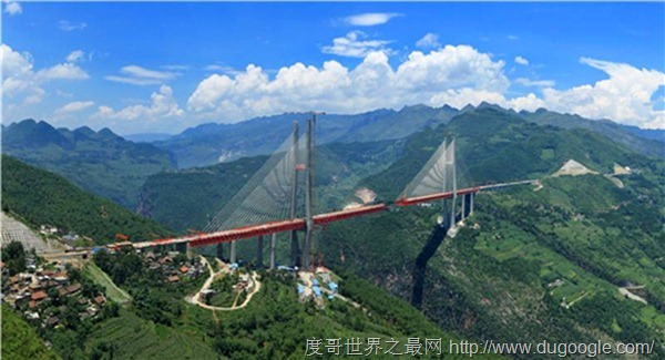 世界上最高的桥梁，北盘江大桥高565米(中国最牛大桥盘点)