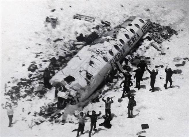 44年前的坠机事件 幸存者自白啃尸果腹