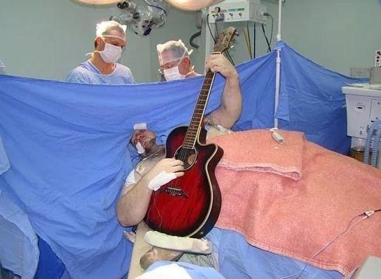 巴西男子边动脑部手术边弹吉他