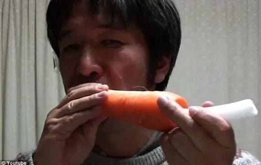 日本男子用蔬菜乐器吹奏音乐