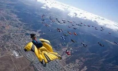 71人高空同时跳伞打破世界纪录