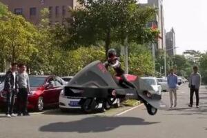 中国最牛飞行摩托车，空中畅快飞行不用担心堵车(路空两用)