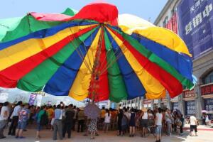 世界上最大的伞，一把直径为22.90米的超级大伞创世界纪录
