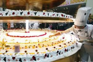世界上最高的蛋糕，河南一家卖场做出8米高的巨大蛋糕
