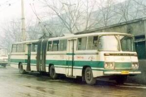 世界上最早的公交车，只能坐6人的马达式公共汽车(不实用)