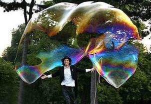 世界上最大的肥皂泡，能同时装进275人(最长达32米)