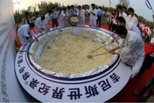 世界上最大的炒饭，吉尼斯宣布扬州炒饭纪录无效(浪费粮食)