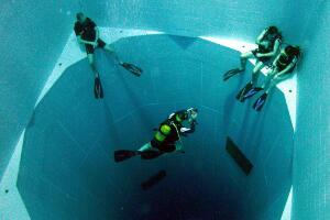 世界最深游泳池达40米，水深相当于十几层楼(看着就非常可怕)