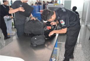 青岛机场安检诡异微笑，一男子为了好玩口含打火机闯安检