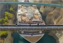 23米宽巨型邮轮挤过25米宽运河：破历史记录
