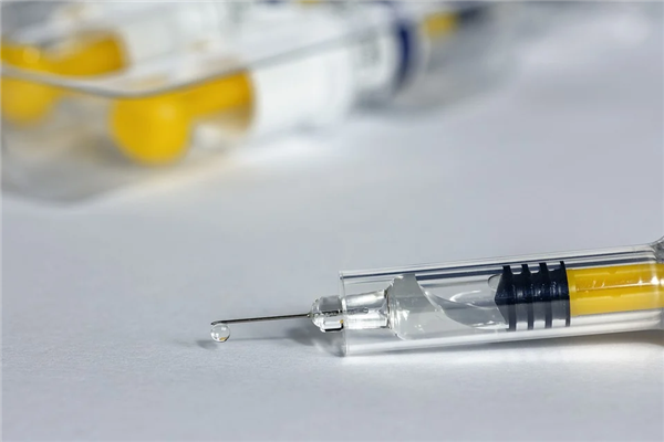 疑似引发多起不良反应并造成死亡：阿斯利康新冠疫苗被多国叫停