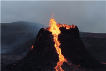 大疆FPV近距离拍摄冰岛火山喷发 网友：如同特效大片