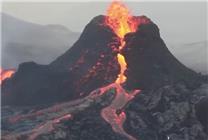 沉寂6000年火山爆发！游客在旁边淡定打排球：岩浆还不断涌出