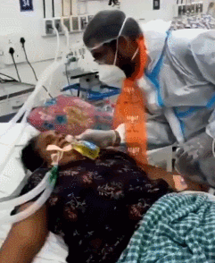 印度重症新冠肺炎患者疑似被喂牛尿：病人躺着喝下黄色液体