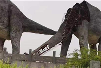 “恐龙之乡”地标 18米高的巨型恐龙雕塑头断了 露出钢筋