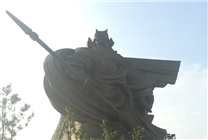 荆州巨型关公雕像开始拆除：头部已卸下 曾被通报破坏古城风貌