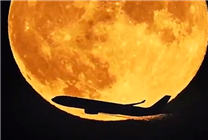 中秋月亮与飞机同框了 画面震撼 网友：这才是最美月亮
