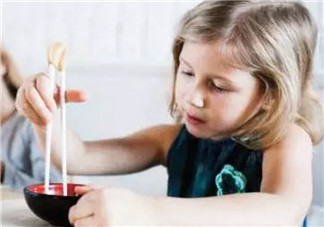 宝宝筷子敏感期怎么办 怎么训练2岁宝宝用筷子
