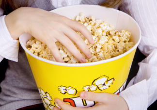 看电影为什么要吃爆米花 看电影吃爆米花起源哪里