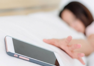 睡觉时枕边有手机会得脑瘤吗 如何减少潜在的辐射风险
