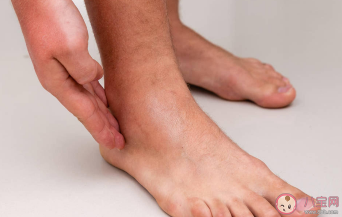 哪些因素会加重脚气 患了足癣要去医院治疗吗
