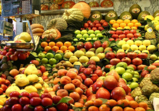 广西街头10元能买70个火龙果 广西水果为什么这么便宜