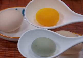 水煮蛋的蛋黄外层为什么是绿色的 水煮蛋一天吃几个好