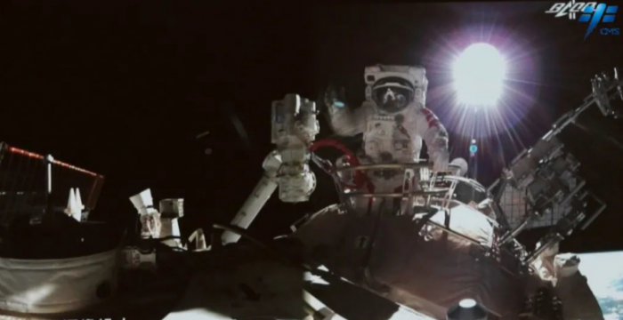 航天员出舱影像为啥背景一片漆黑？