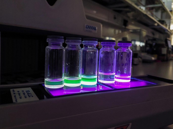 科学家开发可帮助治疗癌症的廉价荧光化合物