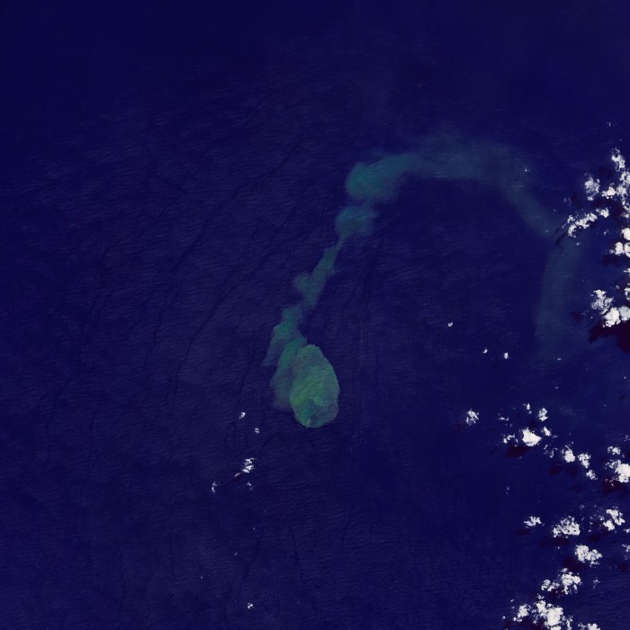 NASA卫星从太空中捕捉到 鲨鱼火山 的喷发