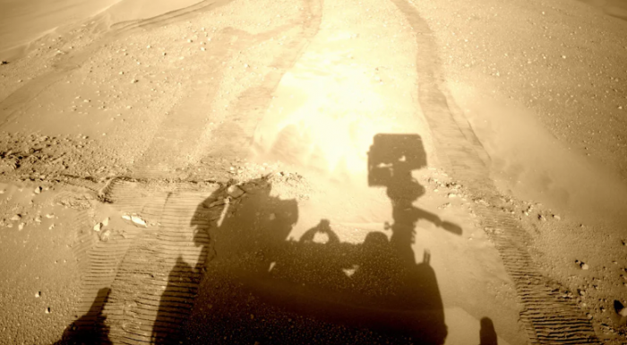 最新自拍照显示NASA 毅力号 漫游车在测量自己的车轮轨迹