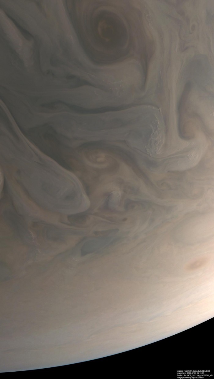 美国宇航局 朱诺 号飞船发回的惊人图像揭示了木星表面的复杂颜色