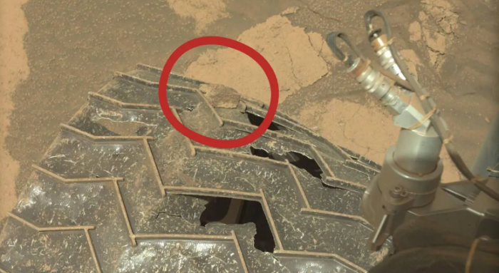 NASA 好奇号 火星车在其车轮上抓住了 宠物岩石
