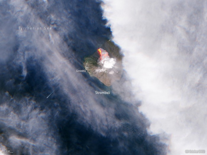 意大利斯通波利岛火山喷发 释放出巨大的烟柱