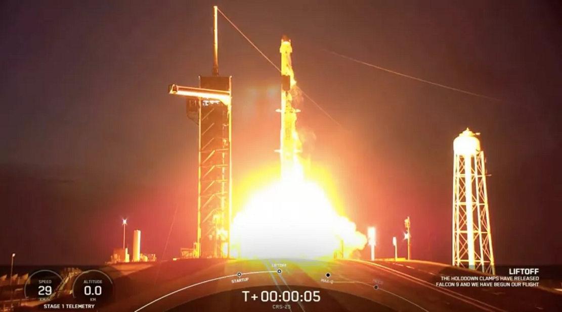 “龙飞船”太空舱在SpaceX的第25次ISS货运任务中发射升空