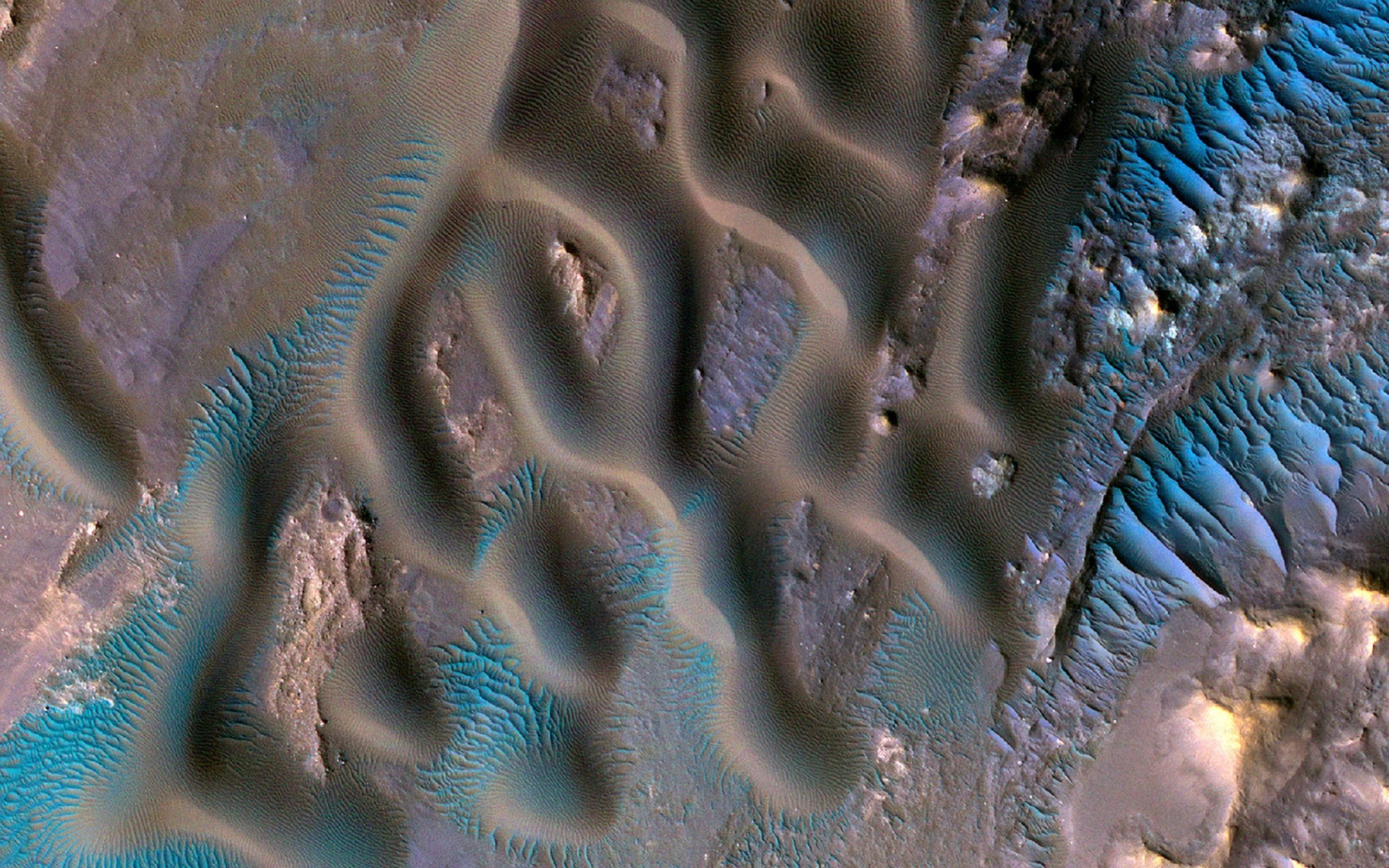 横跨极地脊梁 HiRISE拍摄到红色星球上的蓝色波纹