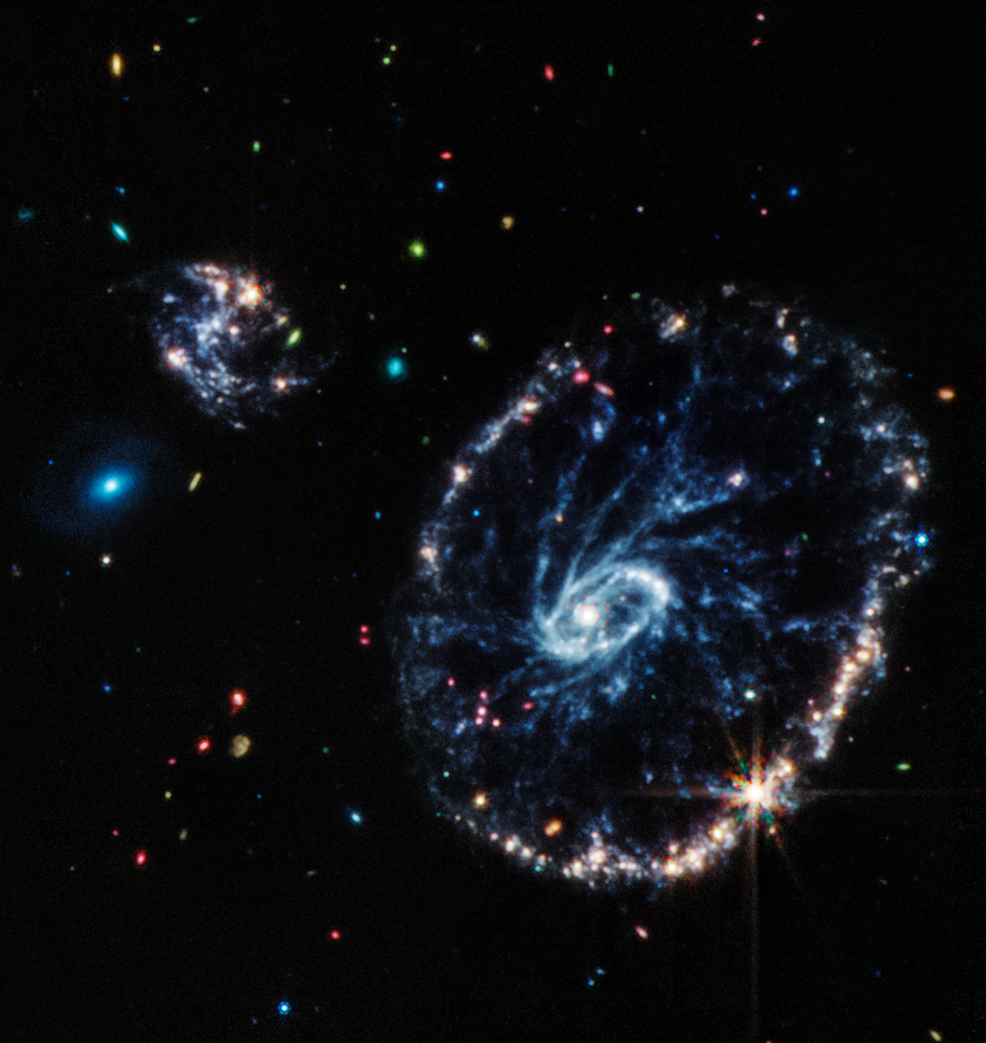 詹姆斯-韦伯太空望远镜描绘出车轮星系的惊人细节
